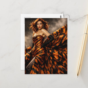 Eine wunderschöne Frau in einem Kleid mit Tigerdru Postkarte