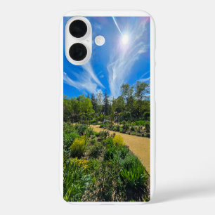 eine wunderschöne Frühlingslandschaft im Garten iPhone 16 Hülle