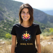 Eine wunderschöne Lotus-Blume im Inneren des Fried T-Shirt