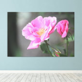 Eine wunderschöne rosa Rose-Leinwand Leinwanddruck (Insitu (Holzboden))