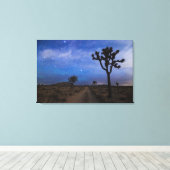 Eine Wüstenstraße und Joshua-Bäume in der Nacht Leinwanddruck (Insitu (Holzboden))