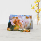 Eine zauberhafte Sakura-Blume auf einer Twig im Fr Karte (Gelbe Blume)