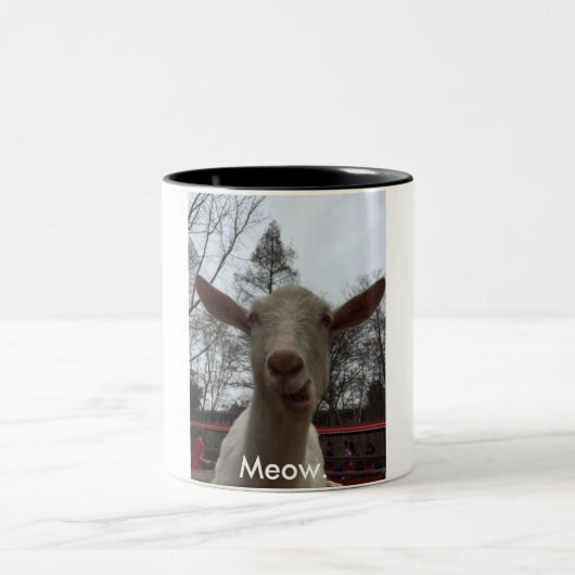 Eine Ziege sagt Meow. Zweifarbige Tasse (Mittel)