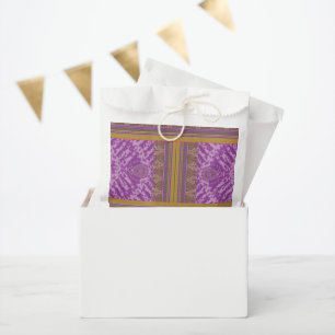 einem Kreuzstich mit lila und gelber b Geschenktütchen
