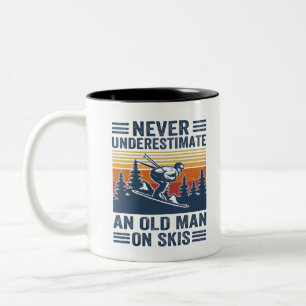Einen alten Mann auf Skiern nie unterschätzen Zweifarbige Tasse