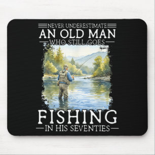 Einen alten Mann, der angeln geht, unterschätzen Mousepad