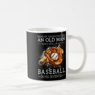 Einen alten Mann, der Baseball spielt, unterschätz Kaffeetasse