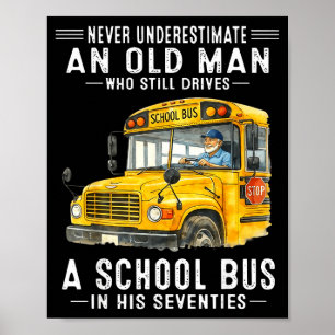 Einen alten Mann, der einen Schulbus fährt, unters Poster