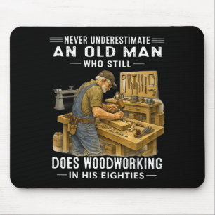 Einen alten Mann, der Holzarbeiten macht, untersch Mousepad