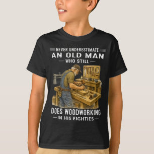 Einen alten Mann, der Holzarbeiten macht, untersch T-Shirt