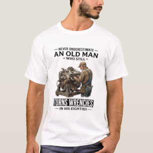 Einen alten Mann, der immer noch Schrauben dreht, T-Shirt