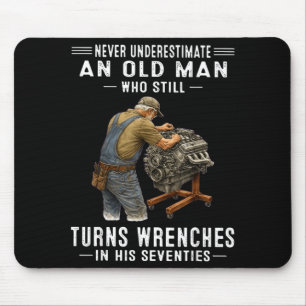 Einen alten Mann, der Schraubenschlüssel dreht, un Mousepad