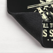 Einen alten Mann, der Schraubenschlüssel dreht, un Mousepad (Ecke)