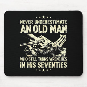Einen alten Mann, der Schraubenschlüssel dreht, un Mousepad