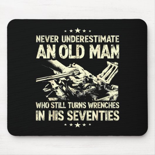 Einen alten Mann, der Schraubenschlüssel dreht, un Mousepad (Vorne)