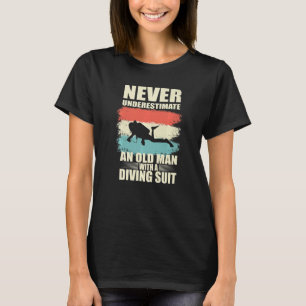 Einen alten Mann mit einem Anzug nie unterschätzen T-Shirt