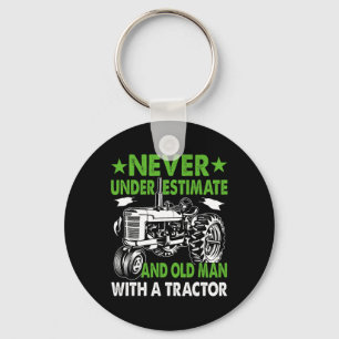Einen alten Mann mit einem Traktor unterschätzen Schlüsselanhänger