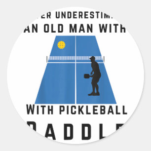 Einen alten Mann mit Pickleball-Schläger unterschä Runder Aufkleber