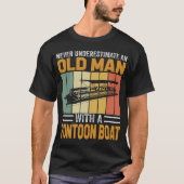 Einen alten Mann mit Pontonboot nie unterschätzen T-Shirt (Vorderseite)