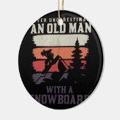 Einen alten Mann mit Snowboard nie unterschätzen Keramik Ornament (Links)