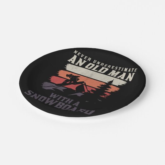 Einen alten Mann mit Snowboard nie unterschätzen Pappteller (Schrägansicht)