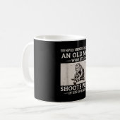 Einen alten Mann unterschätzen, der in den Siebzig Kaffeetasse (Vorderseite Links)