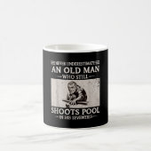 Einen alten Mann unterschätzen, der in den Siebzig Kaffeetasse (Mittel)