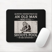 Einen alten Mann unterschätzen, der in den Siebzig Mousepad (Mit Mouse)