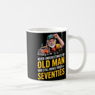 Einen alten Mann unterschätzen, der Lastwagen fähr Kaffeetasse