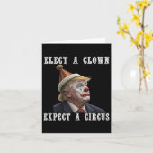 Einen Clown wählen, der von einem Zirkuszaun gegen Karte (Gelbe Blume)