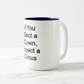 Einen Clown wählen, einen Zirkus erwarten Zweifarbige Tasse (VorderseiteRechts)