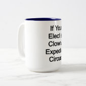 Einen Clown wählen, einen Zirkus erwarten Zweifarbige Tasse (Vorderseite Links)