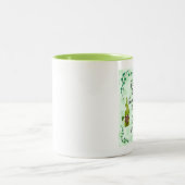 Einen irischen Kaffee süßen. Zweifarbige Tasse (Mittel)