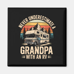 Einen Opa mit einem Wohnmobil-Camping-Camper unter Magnet