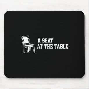 Einen Platz am Tisch einnehmen Mousepad
