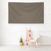 Einen stilvollen Wohnraum mit brauner Wand schaffe Banner (Insitu)