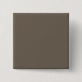 Einen stilvollen Wohnraum mit brauner Wand schaffe Button (Vorderseite)
