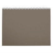 Einen stilvollen Wohnraum mit brauner Wand schaffe Kalender (Titelbild)