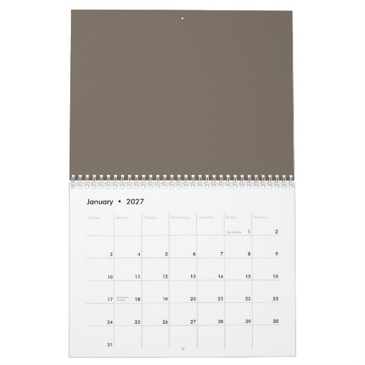 Einen stilvollen Wohnraum mit brauner Wand schaffe Kalender (Jan 2027)