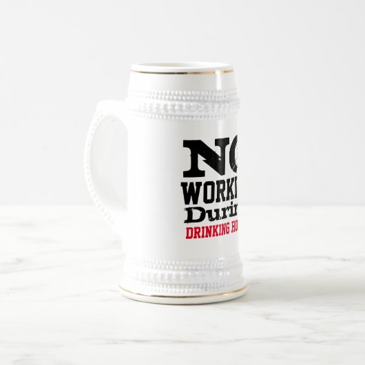 Einen Toast im Stil anheben, lustige Arbeit, Drink Bierglas (Vorderseite Links)