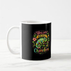 Einer in einem Chamäleon Kaffeetasse