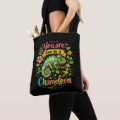 Einer in einem Chamäleon Tasche (Von Nahem)