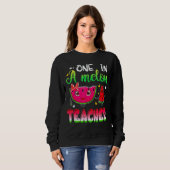 Einer in einem Melon-Lehrer - Sommerlehrer Sweatshirt (Vorne ganz)