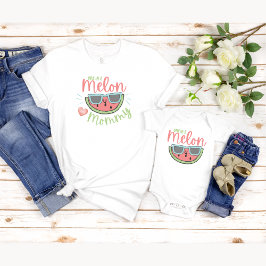 Einer in einer Melon Mommy T-Shirt