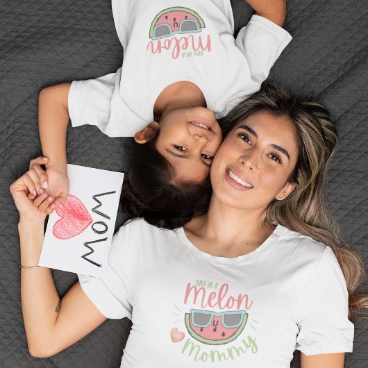 Einer in einer Melon Mommy T-Shirt