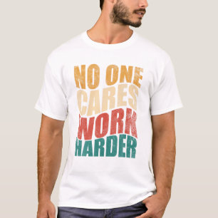 Einer kümmert sich mehr um Motivation T-Shirt