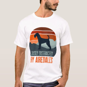 Einfach abgelenkt durch Airedales beim Spazierenge T-Shirt