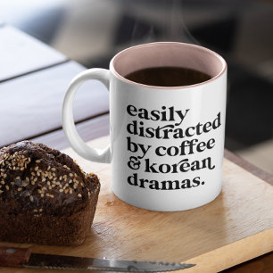 Einfach abgelenkt durch Kaffee & Koreanische Drame Zweifarbige Tasse