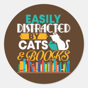 Einfach abgelenkt durch Katzen und Bücher Lustiges Runder Aufkleber