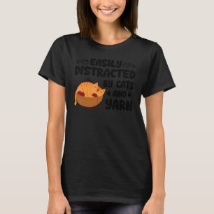 Einfach abgelenkt durch Katzen und Garn Strickgarn T-Shirt